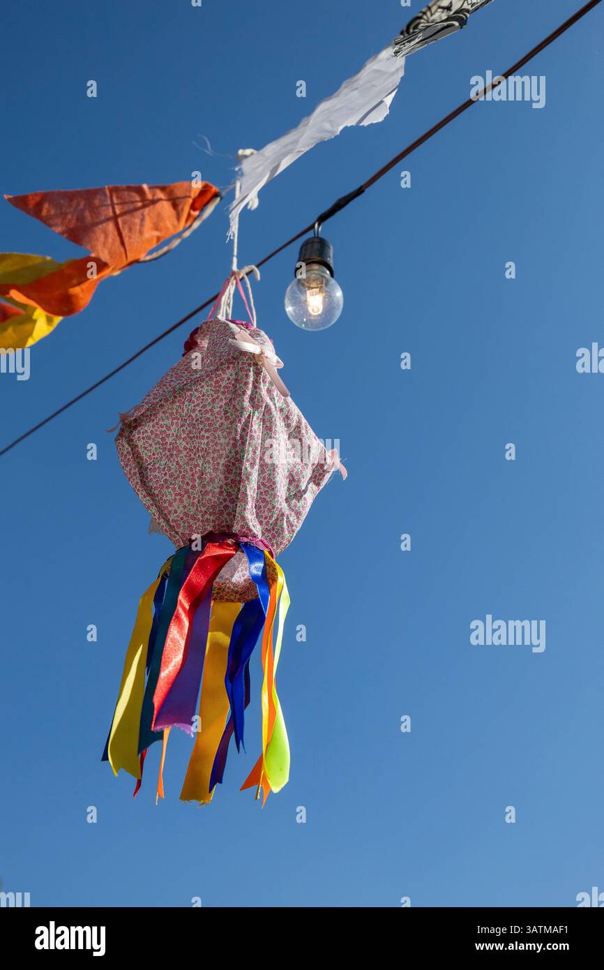 Palloncini e bandiere sospese formano una scena multicolore e decorano una festa all'aperto. Tradizionale festival brasiliano di giugno. Decorazione da festa brasiliana. Foto Stock