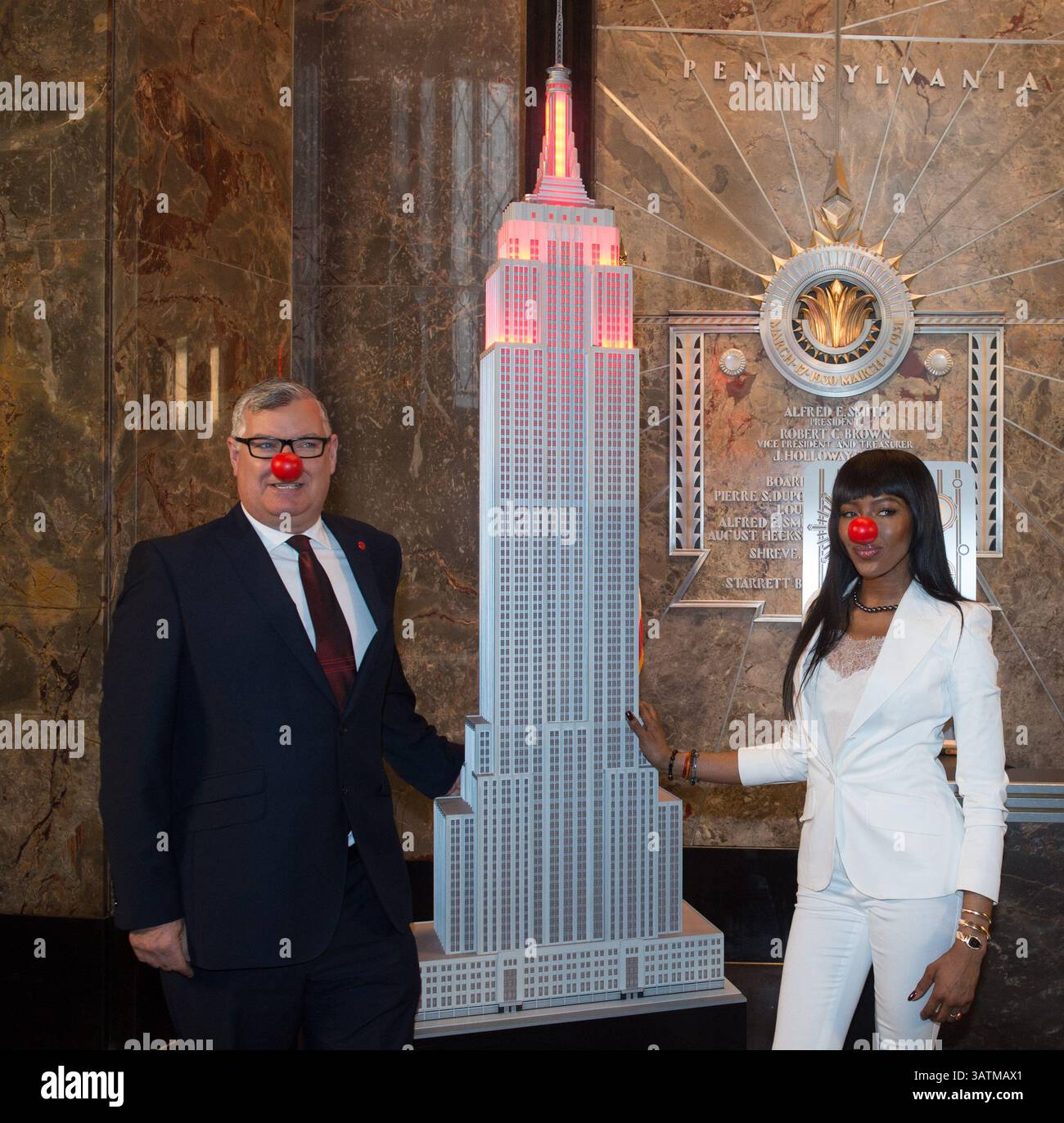 24 maggio 2016 - New York, NY, USA - TERRY MILLS, VP Partnerships for Red Nose Day e NAOMI CAMPBELL illuminano l'Empire State Building in onore del Red Nose Day, martedì 24 maggio 2016. (Immagine di credito: © Bryan Smith via ZUMA Wire) Foto Stock
