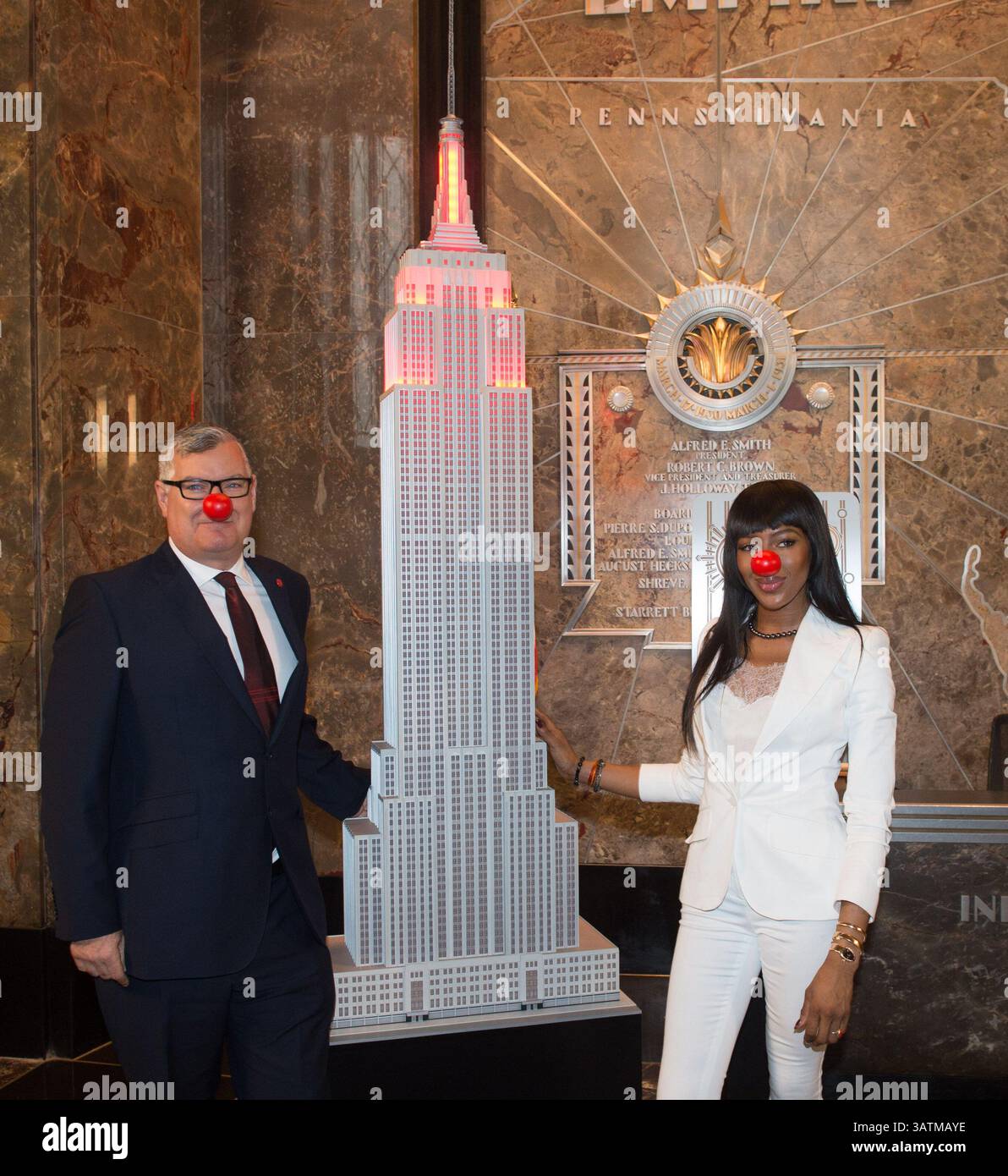24 maggio 2016 - New York, NY, USA - TERRY MILLS, VP Partnerships for Red Nose Day e NAOMI CAMPBELL illuminano l'Empire State Building in onore del Red Nose Day, martedì 24 maggio 2016. (Immagine di credito: © Bryan Smith via ZUMA Wire) Foto Stock