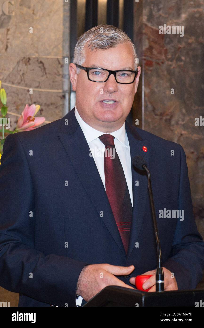 24 maggio 2016 - New York, NY, USA - TERRY MILLS, VP Partnerships per il Red Nose Day parla come l'Empire State Building in onore del Red Nose Day, martedì 24 maggio 2016. (Immagine di credito: © Bryan Smith via ZUMA Wire) Foto Stock