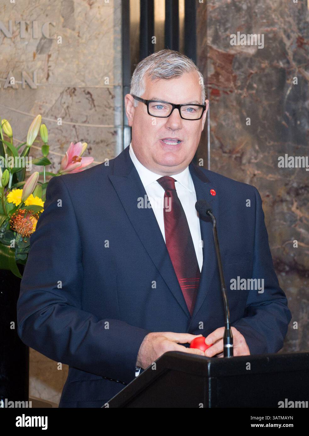 24 maggio 2016 - New York, NY, USA - TERRY MILLS, VP Partnerships per il Red Nose Day parla come l'Empire State Building in onore del Red Nose Day, martedì 24 maggio 2016. (Immagine di credito: © Bryan Smith via ZUMA Wire) Foto Stock