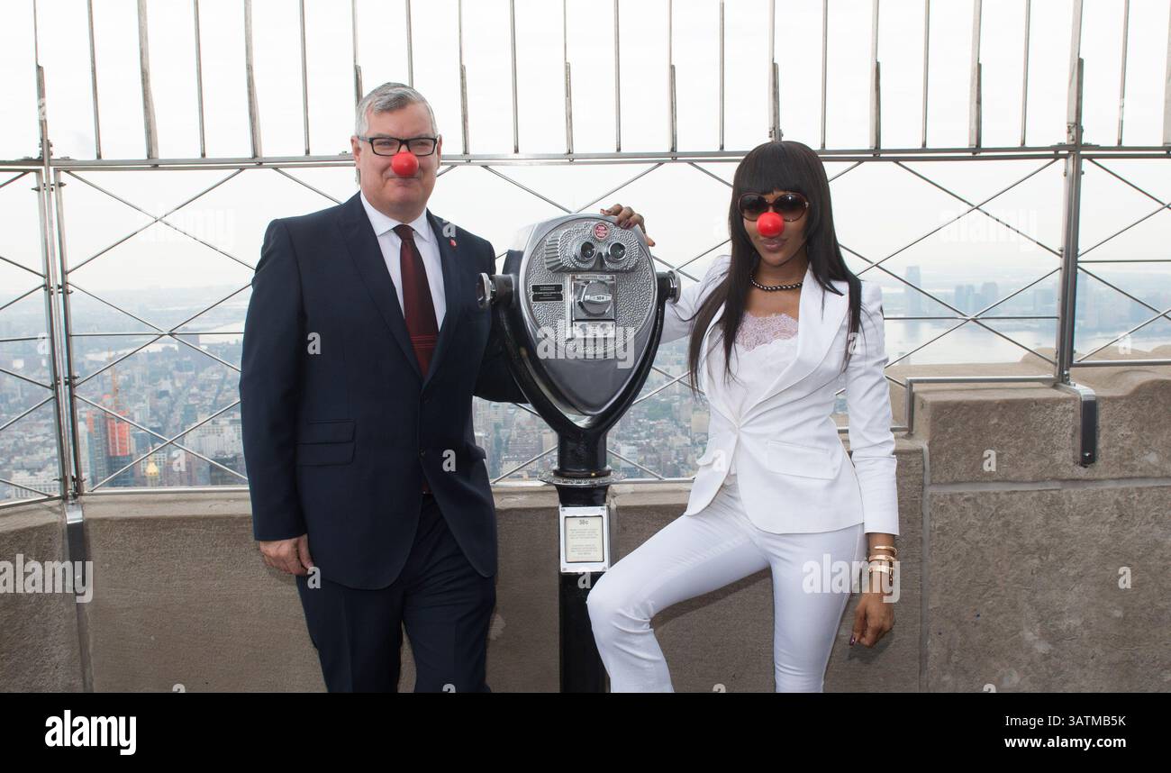 24 maggio 2016 - New York, NY, USA - TERRY MILLS, VP Partnerships for Red Nose Day e NAOMI CAMPBELL illuminano l'Empire State Building in onore del Red Nose Day, martedì 24 maggio 2016. (Immagine di credito: © Bryan Smith via ZUMA Wire) Foto Stock