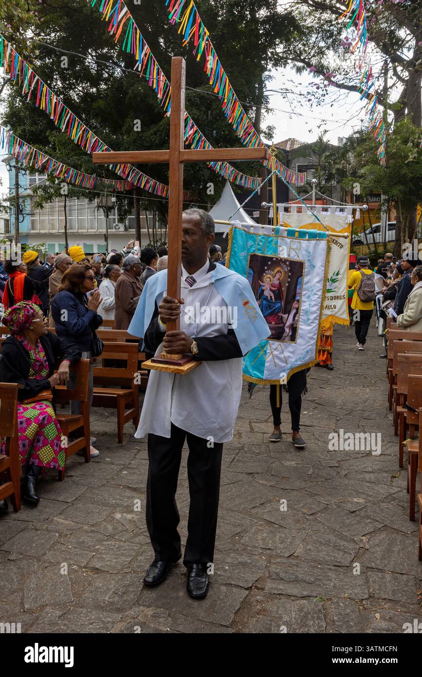 San Paolo, Brasile - 18 giugno - 2023 - messa all'aperto di fronte alla Chiesa di nostra Signora degli uomini Neri di Penha, città di São Paolo, Brasile Foto Stock