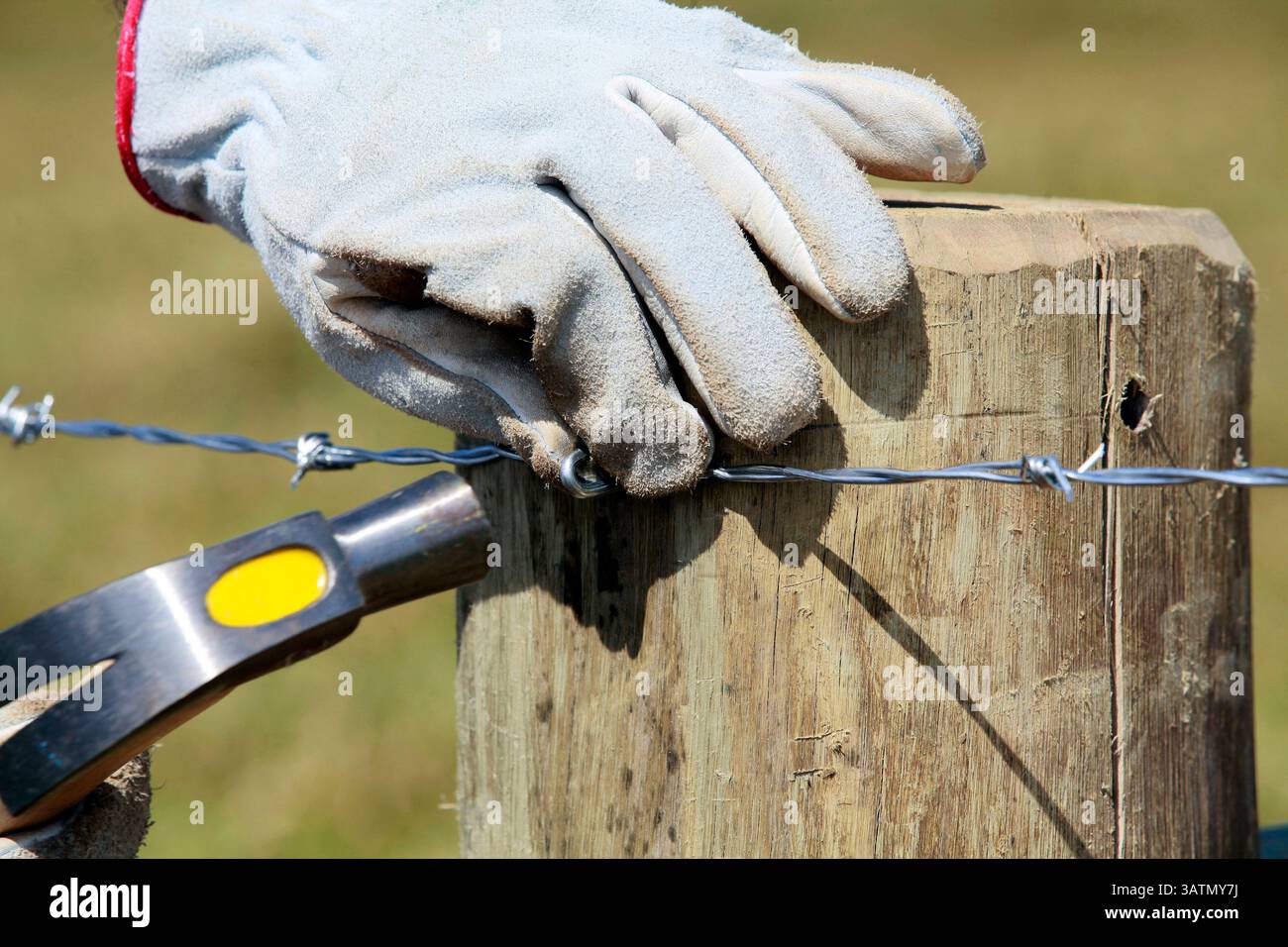 Dettaglio della costruzione di una nuova recinzione in acciaio nell'azienda agricola in campagna in Brasile Foto Stock