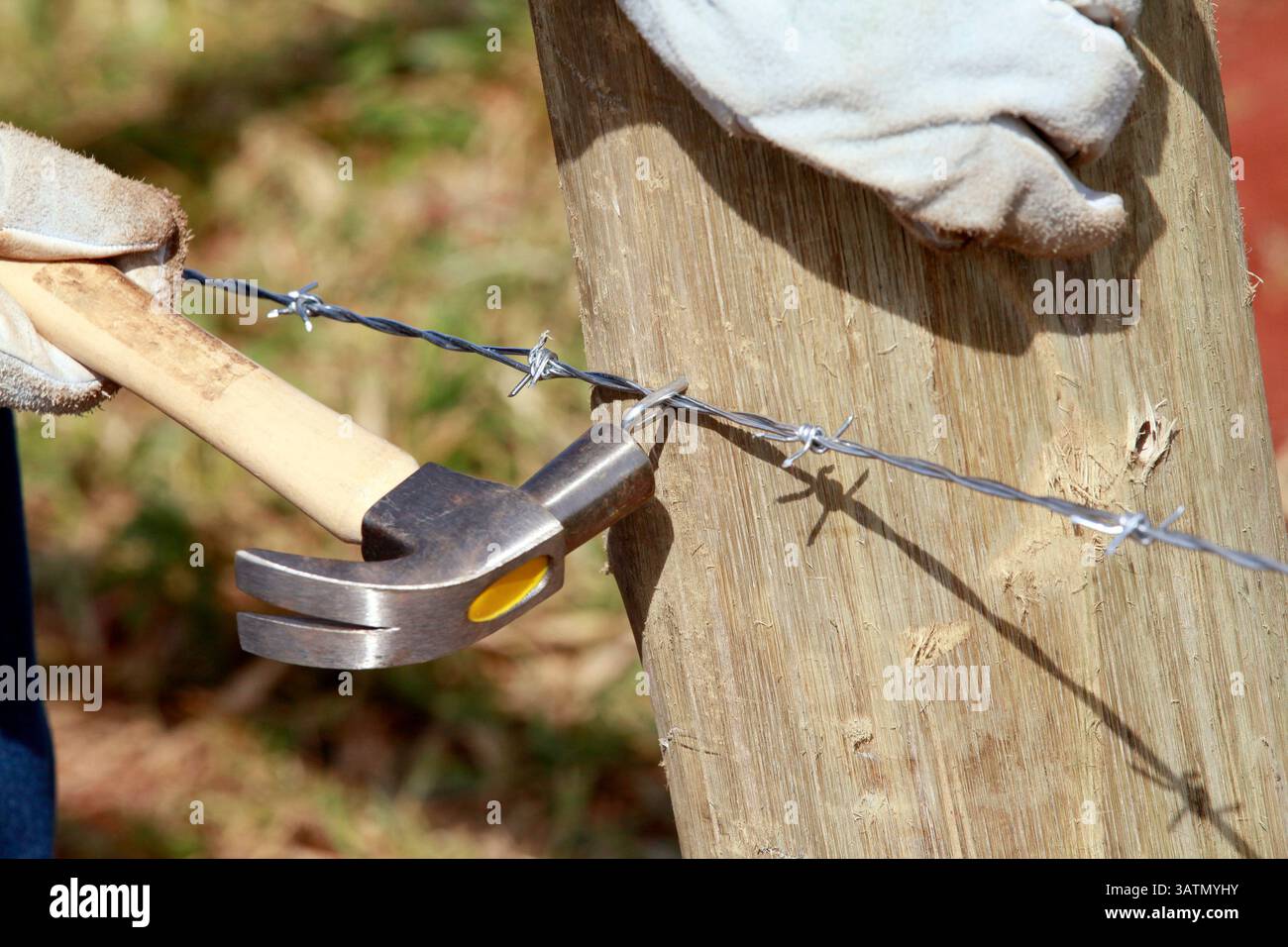 Dettaglio della costruzione di una nuova recinzione in acciaio nell'azienda agricola in campagna in Brasile Foto Stock