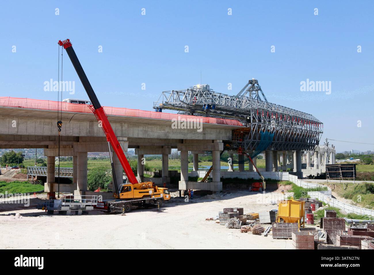 Suzano, SP, Brasile - 13 settembre 2013 - costruzione di un cavalcavia autostradale nella campagna dello stato di San Paolo, Brasile Foto Stock