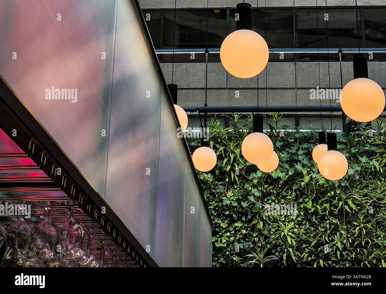 L'atrio si illumina sopra il tetto di un bar Foto Stock