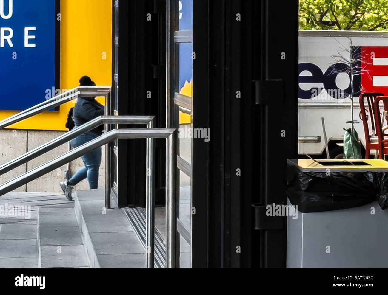 Lettere visualizzate in un angolo di strada Foto Stock