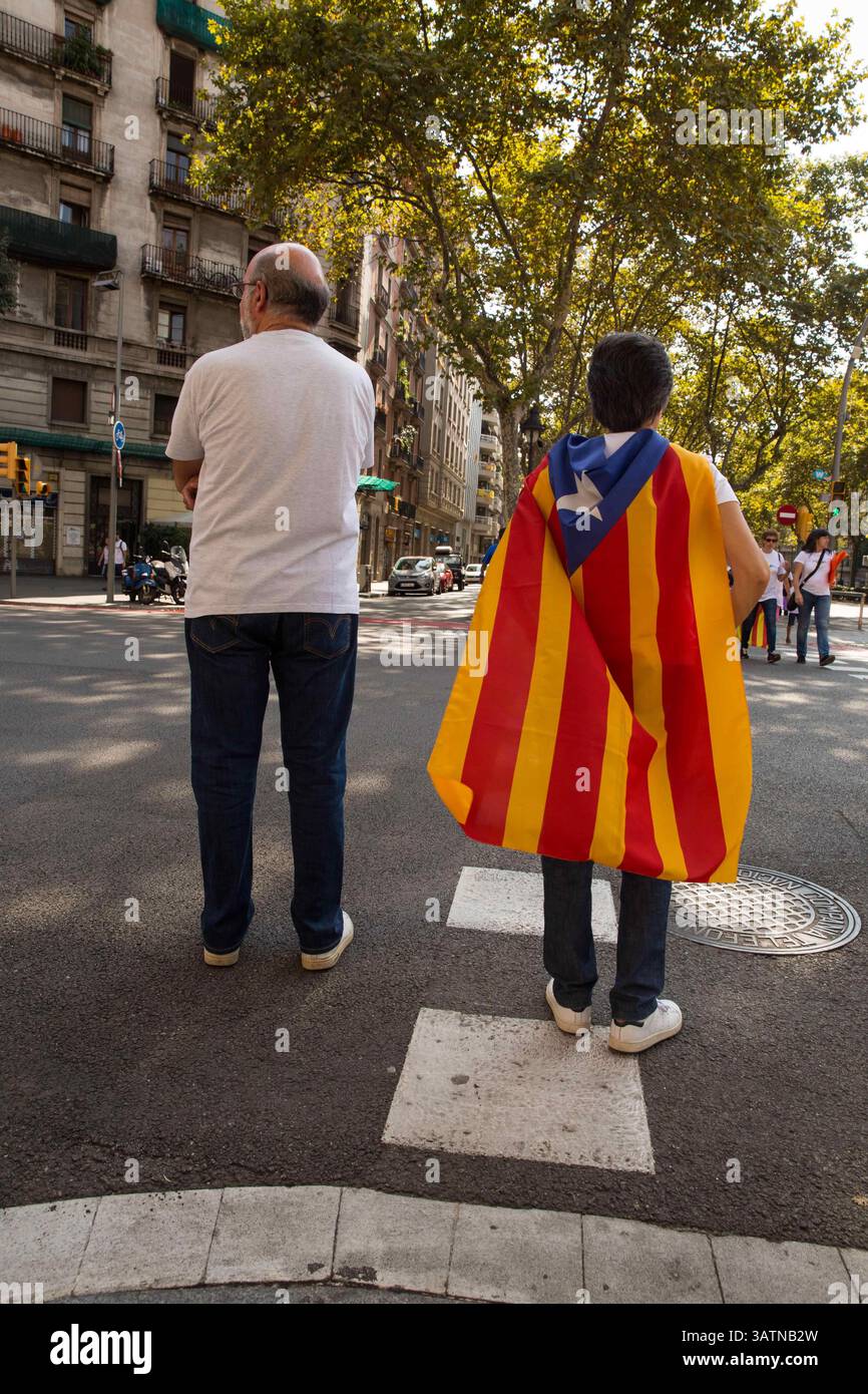 Sep 11, 2015 - Barcellona, Spagna - Persone marzo indossando la bandiera catalana all'Arc de Triomf di Barcellona. Barcellona è stato un mare di rosso e giallo come la folla portando bandiere separatisti hanno marciato in città per celebrare il catalano Giornata Nazionale. Gli organizzatori spera di attirare almeno mezzo milione di persone per un pro-indipendenza rally usando lo slogan 'cominciamo a costruire un nuovo paese". La Estelada o "Lone Star bandiera" è una Bandiera non ufficiale tipicamente percorse da catalano separatisti per esprimere il loro sostegno ad un organismo indipendente la Catalogna. (Credito Immagine: © Ruaridh Stewart/ZUMA filo/ZUMAPRESS.com) Foto Stock
