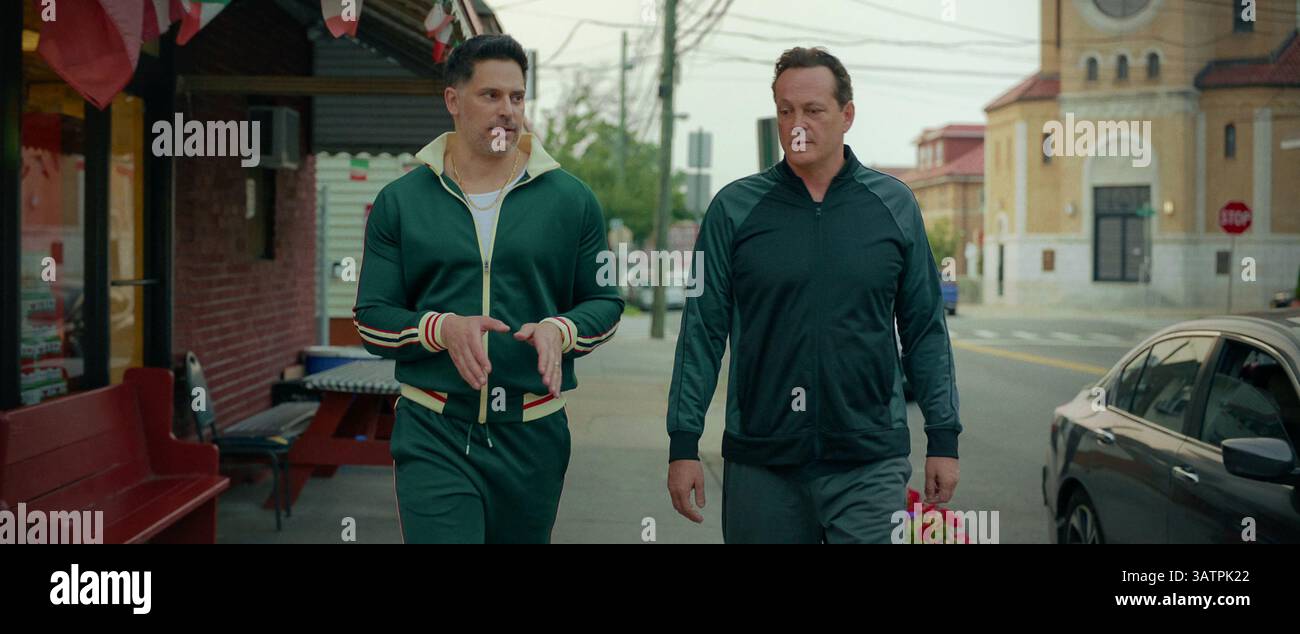 DATA DI RILASCIO: 9 maggio 2025. TITOLO: Nonnas. STUDIO: Netflix. DIRETTORE: Stephen Chbosky. TRAMA: Dopo aver perso la sua amata madre, un uomo rischia tutto per onorarla aprendo un ristorante italiano con vere nonne come chef. PROTAGONISTA: JOE MANGANIELLO nel ruolo di Bruno, VINCE VAUGHN nel ruolo di Joe Scaravella. (Immagine di credito: © Netflix/Entertainment Pictures/ZUMAPRESS.com) SOLO PER USO EDITORIALE! Non per USO commerciale! Foto Stock