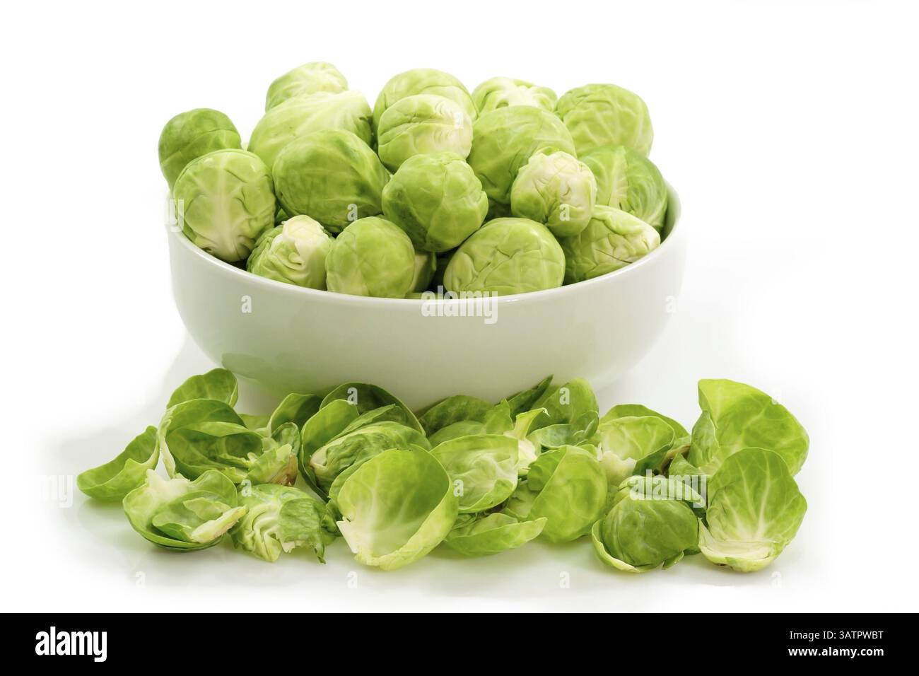 Cavoletti freschi di Bruxelles in una ciotola bianca cavoletti di Bruxelles in una ciotola su sfondo luminoso Foto Stock