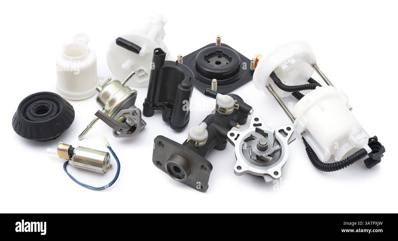 Alcuni ricambi auto su sfondo bianco Foto Stock