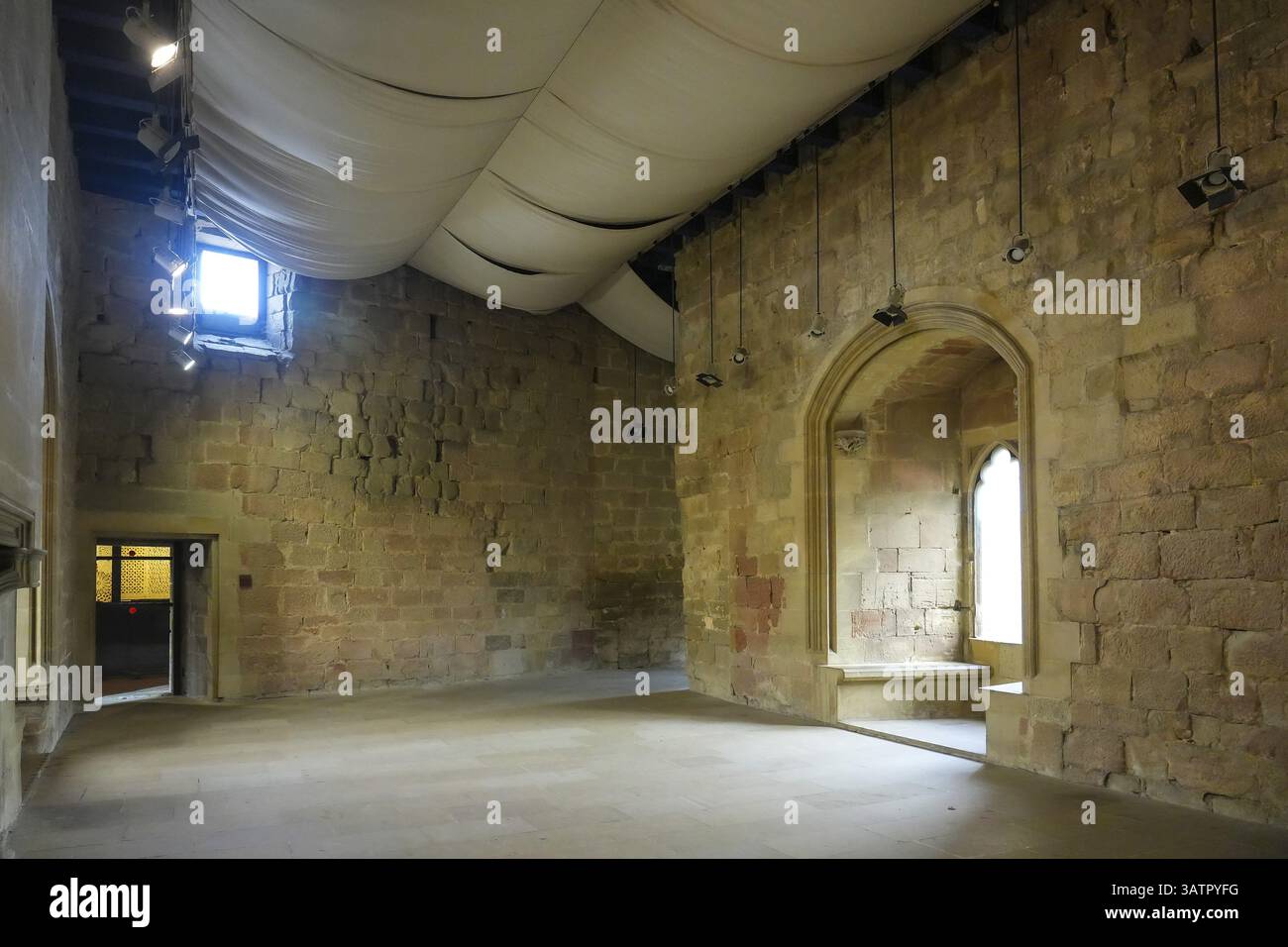 Vista interna del palazzo reale medievale di olite, navarra, spagna, con pareti in pietra restaurate e soffitti in tessuto Foto Stock