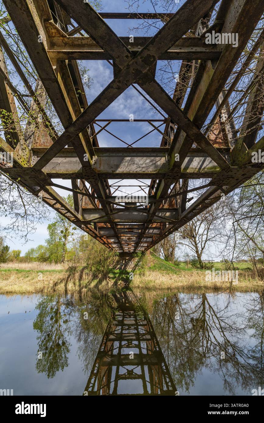 Luogo perduto, ponte ferroviario arrugginito in disuso che si getta nel canale di Finow, Liebenwalde, Oberhavel, Brandeburgo, Germania, Europa Foto Stock
