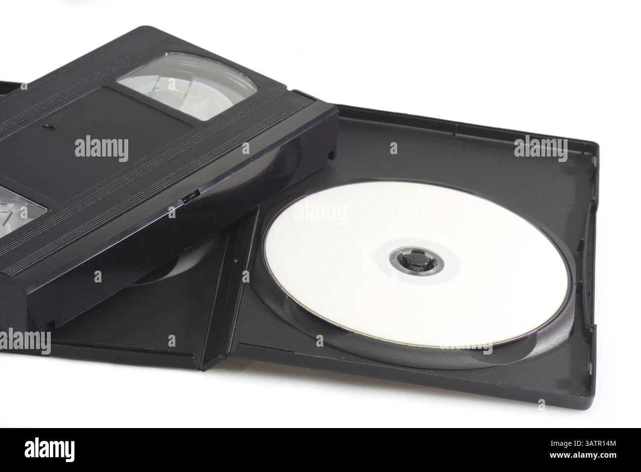 Sistemi di backup dei dati su videocassetta su sfondo bianco e disco digitale versatile isolato su sfondo bianco Foto Stock