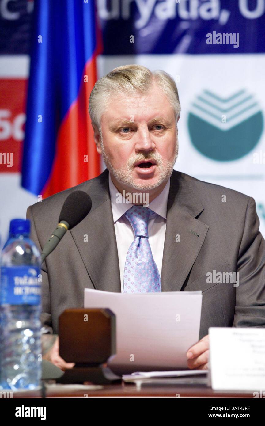 ULAN-UDE, RUSSIA - 9 LUGLIO: Il presidente del Consiglio dell'Assemblea Federale russa Sergei Mironov parla della questione della crisi mondiale al Baikal Economy Foto Stock