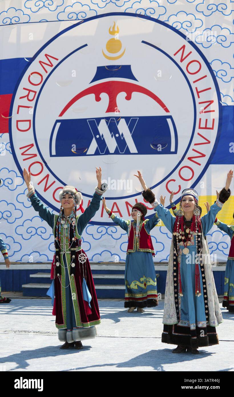 UULAN-UDE, RUSSIA - 16 LUGLIO: La quarta sessione generale della Convenzione Mongoliana Mondiale. Si esibiscono artisti della compagnia di canto e danza Baikal di Buryat Foto Stock