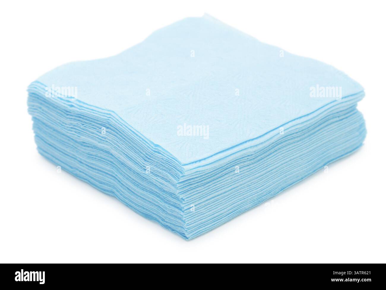 Una pila di tovaglioli di carta blu, su bianco Foto Stock