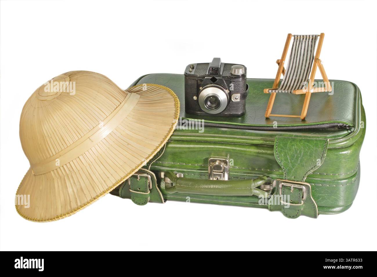 Valigia con cappello da safari, vecchia macchina fotografica e piccola sedia a sdraio valigia con cappello da safari, vecchia macchina fotografica e piccola sedia a sdraio - isolata su sfondo bianco Foto Stock