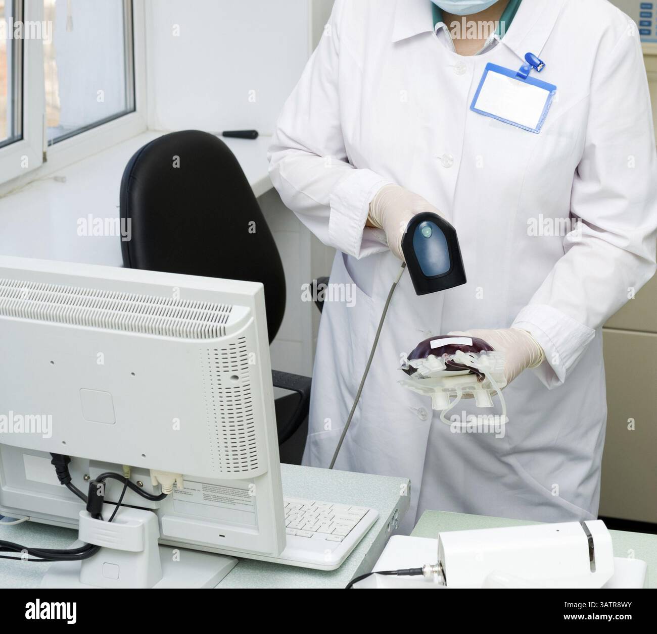 Il medico registra il nuovo sangue del donatore alla stazione di emotrasfusione Foto Stock