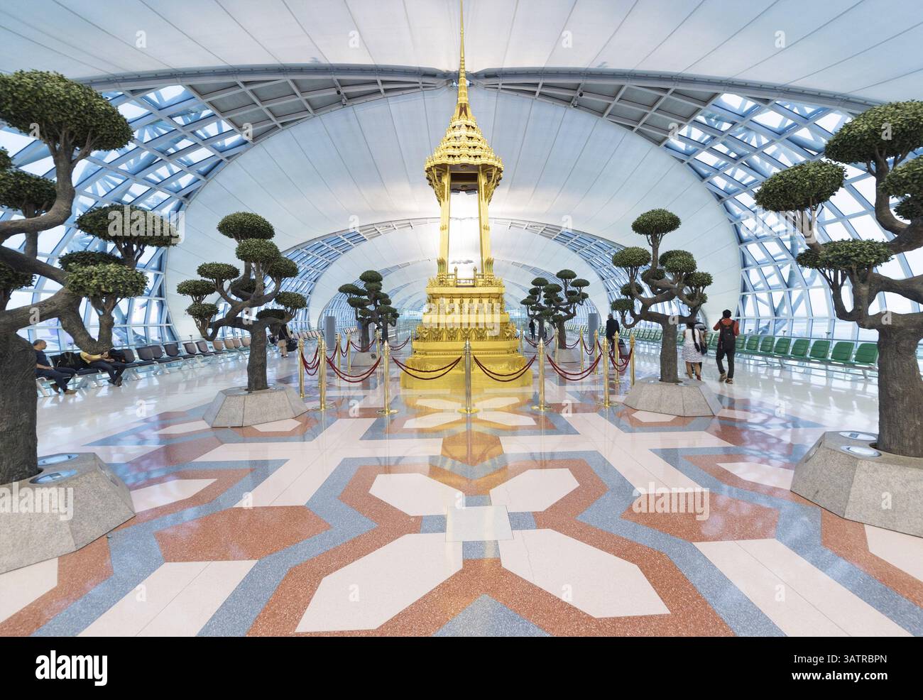 BANGKOK - 18 MARZO 2015: Passeggeri aerei non identificati aspettano l'imbarco presso l'area di partenza dell'Aeroporto Internazionale Suvarnabhumi, che è la S Foto Stock