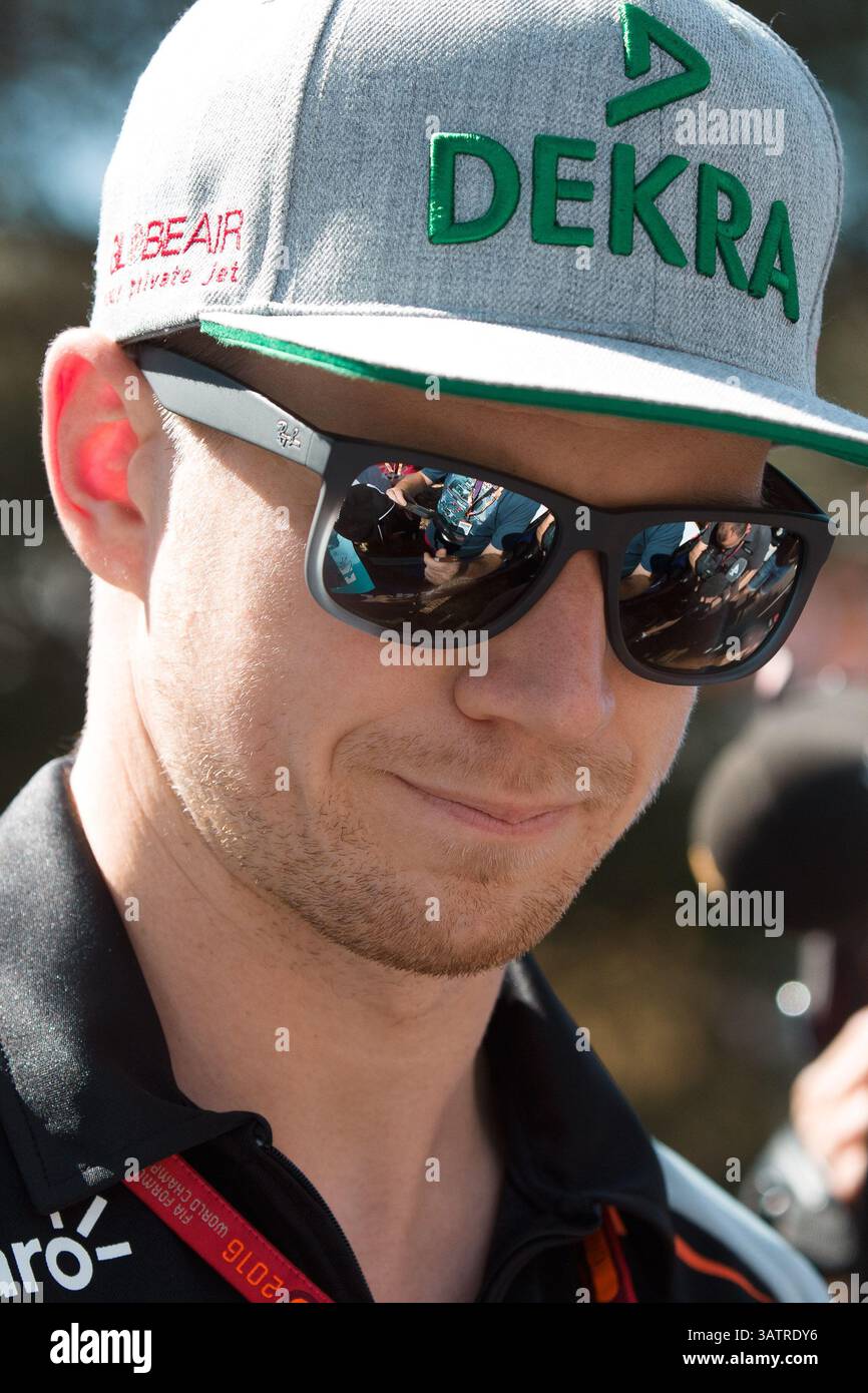 17 marzo 2016: Nico Hulkenberg (DEU) #27 del team di F1 Sahara Force India firma autografi per i tifosi al Gran Premio d'Australia di Formula 1 2016 ad Albert Park, Melbourne, Australia. Sydney Low/Cal Sport Media (immagine di credito: © Sydney Low/CSM tramite cavo ZUMA) Foto Stock