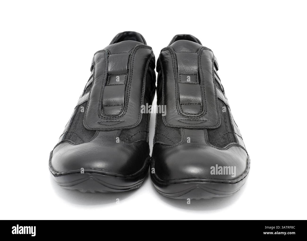Un paio di scarpe sportive nere da uomo su sfondo bianco Foto Stock