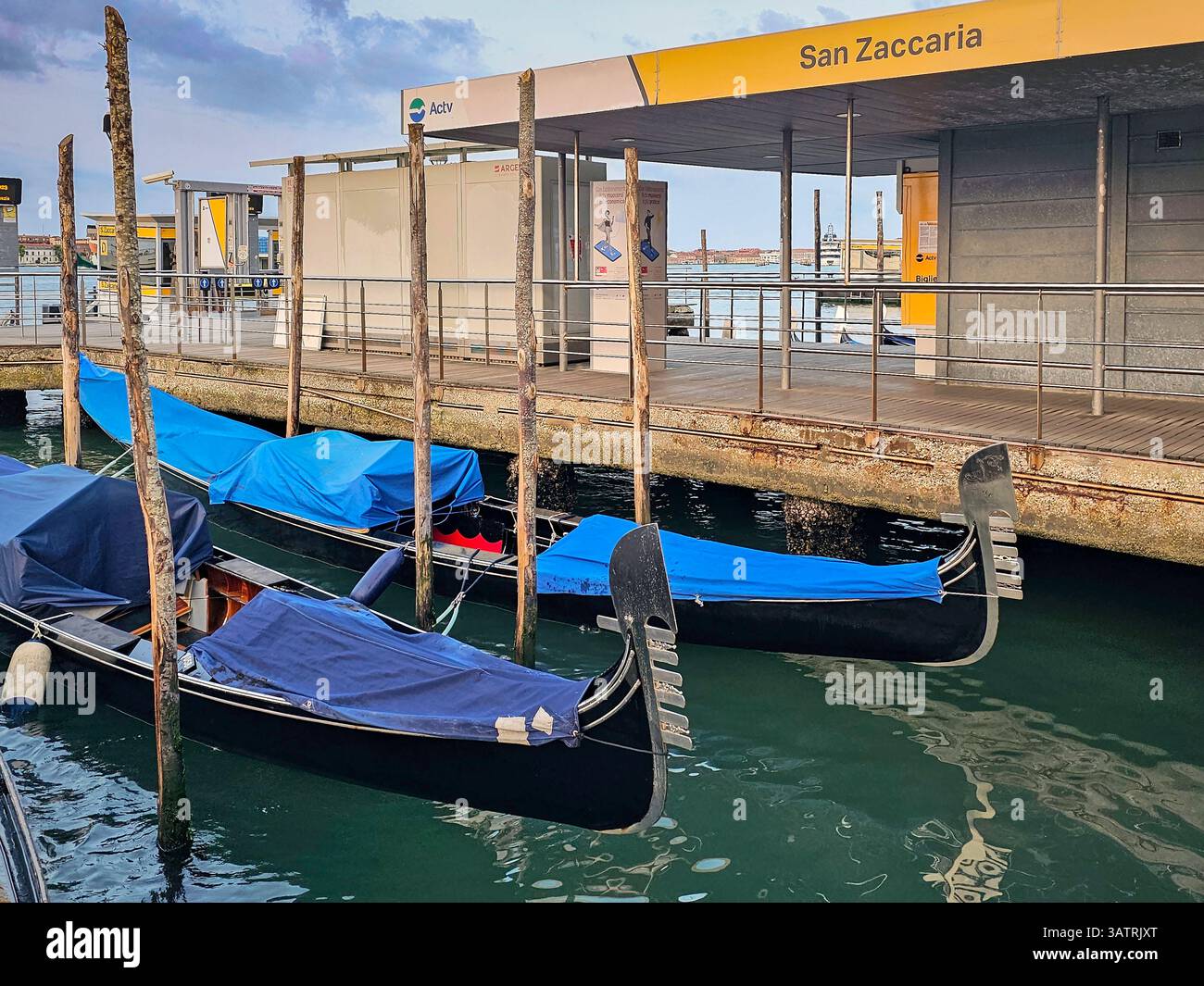 Gondole sulla banchina presso i canali della città. Venezia, Italia Foto Stock