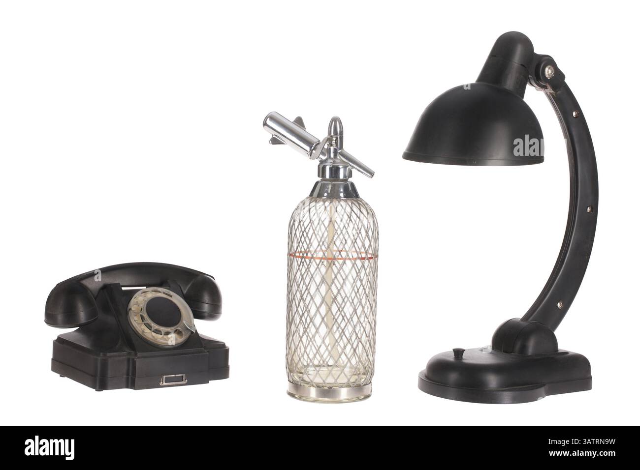 Vecchio telefono, la lampada e un sifone sulla isolato di sfondo per studio Foto Stock
