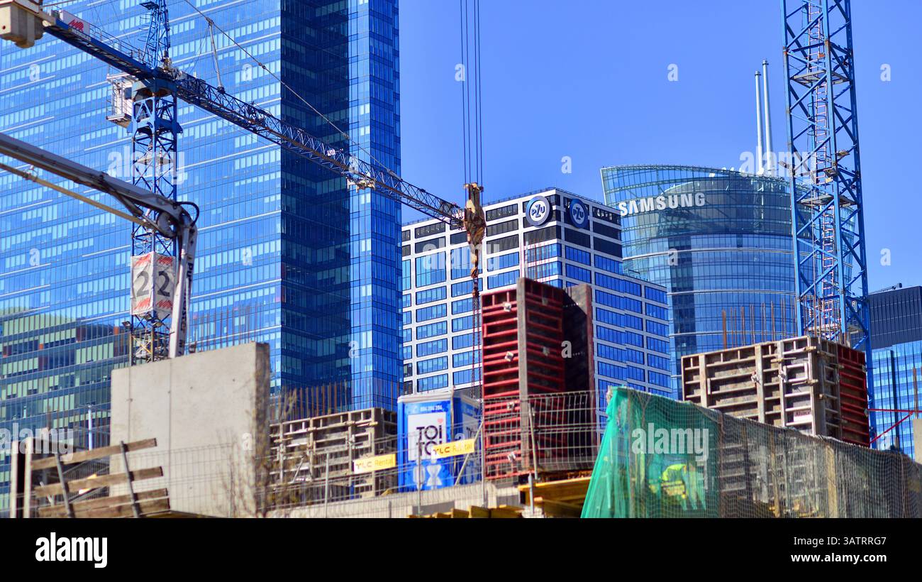 Varsavia, Polonia. 28 marzo 2025. Costruzione di un moderno quartiere verde e multifunzionale di Wola. Towarowa 22 è un progetto di formazione urbana attuato . Foto Stock