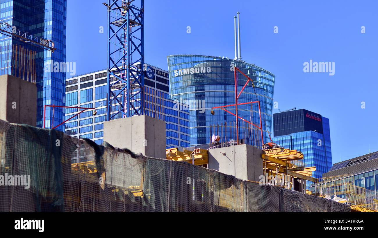 Varsavia, Polonia. 28 marzo 2025. Costruzione di un moderno quartiere verde e multifunzionale di Wola. Towarowa 22 è un progetto di formazione urbana attuato . Foto Stock