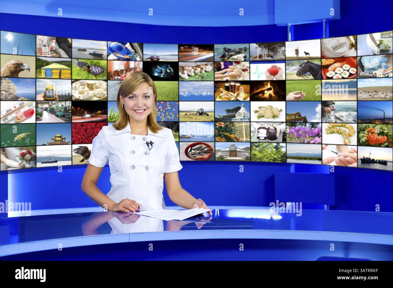 Una conduttrice televisiva in studio, un pannello multidisplay dietro, collage di foto dell'autore Foto Stock