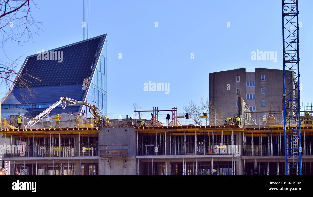 Varsavia, Polonia. 28 marzo 2025. Costruzione di un moderno quartiere verde e multifunzionale di Wola. Towarowa 22 è un progetto di formazione urbana attuato . Foto Stock