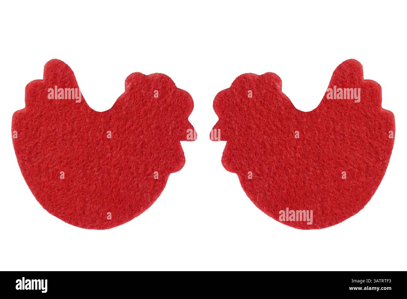 Due galline rosse in feltro - isolate e montate su due galline rosse bianche - isolate su sfondo bianco Foto Stock