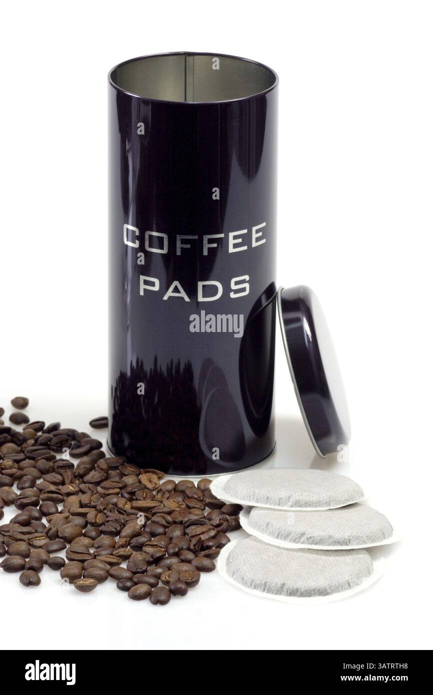 Cialde, scatola e chicchi di caffè - isolati su sfondo bianco cialde, scatola e chicchi di caffè - isolati su sfondo bianco Foto Stock