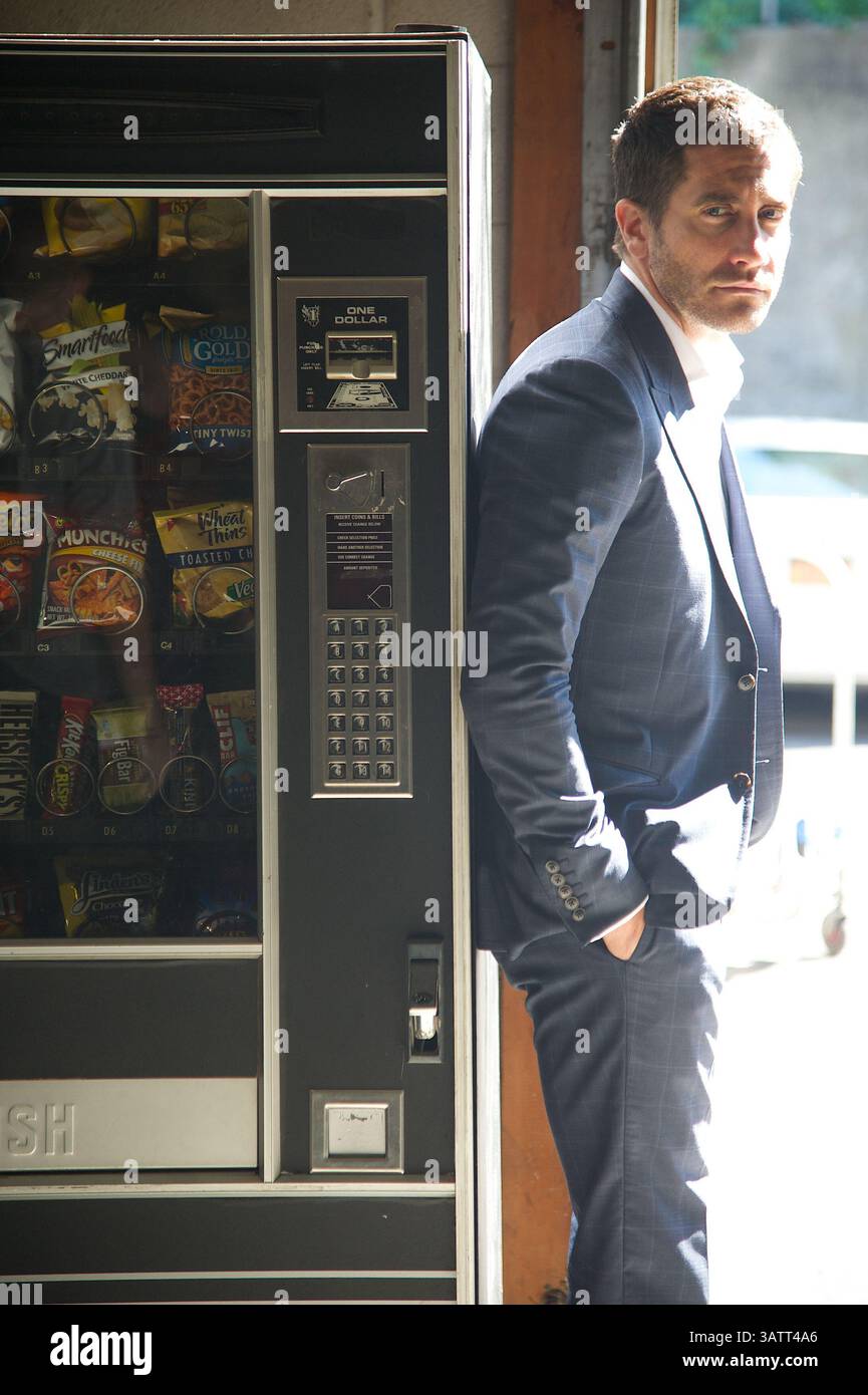 DATA DI USCITA: 8 aprile 2016TITLE: Demolition STUDIO: Fox Searchlight Pictures DIRETTORE: Jean-Marc Vallee TRAMA: Un banchiere di investimento di successo lotta dopo aver perso la moglie in un tragico incidente d'auto NELLA FOTO: JAKE GYLLENHAAL (Credit Image: © Fox Searchlight Pictures/Entertainment Pictures/ZUMAPRESS.com) Foto Stock