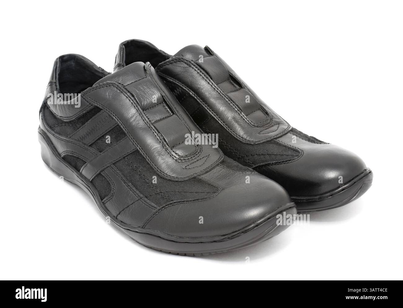 Un paio di scarpe sportive nere da uomo su sfondo bianco Foto Stock