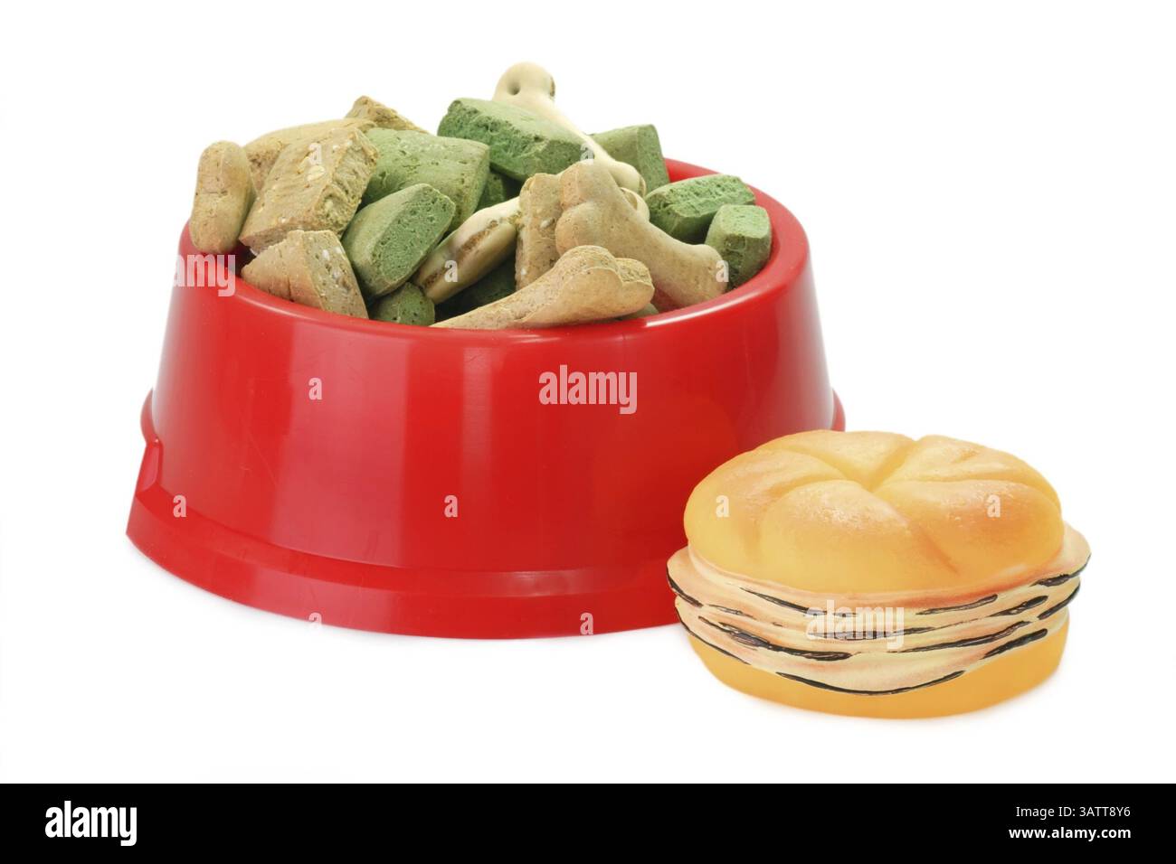 Ciotola con cibo per cani su sfondo bianco cibo per cani con giocattolo per animali su sfondo bianco Foto Stock