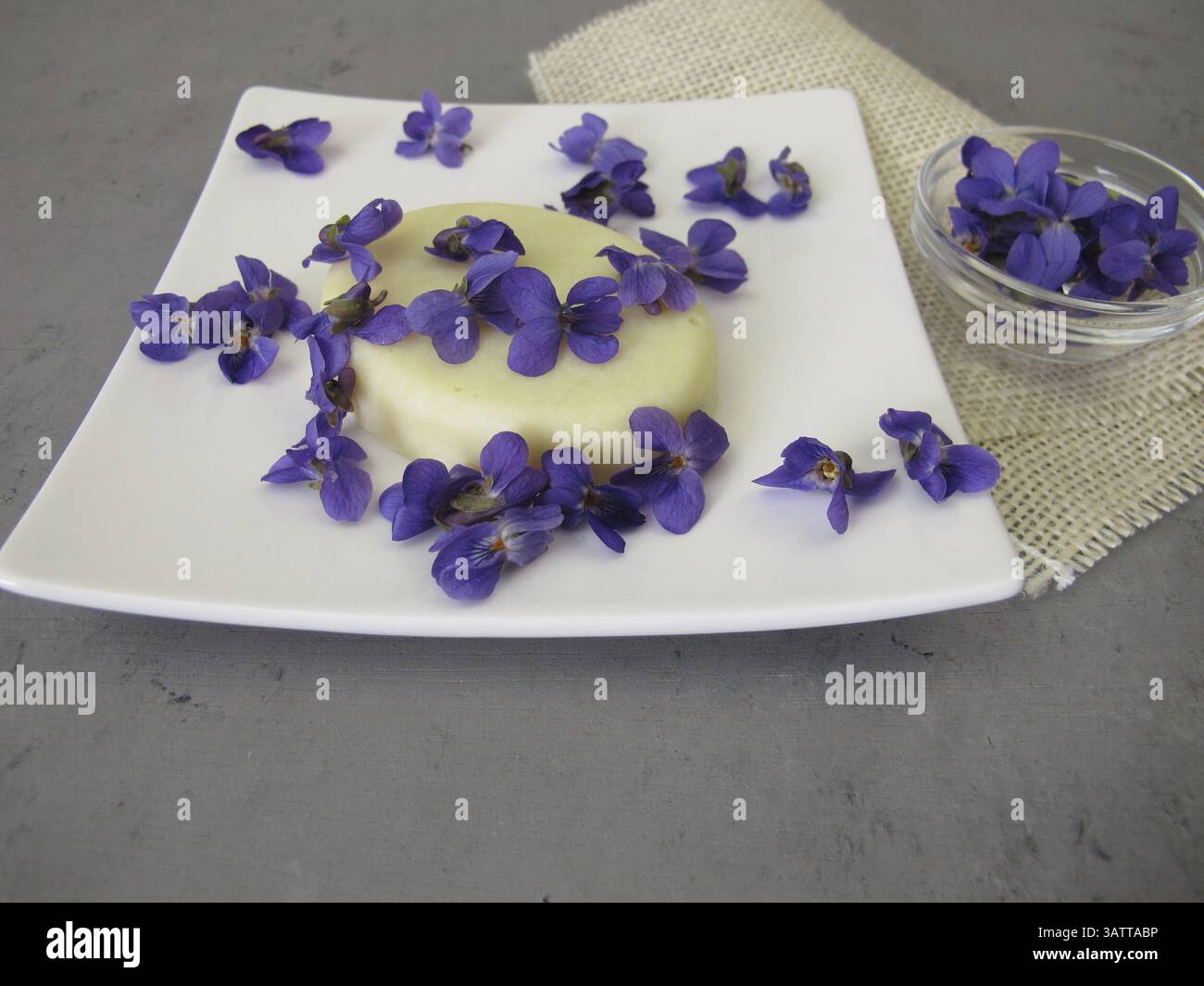 Sapone fatto in casa con viola e fragranza viola Foto Stock