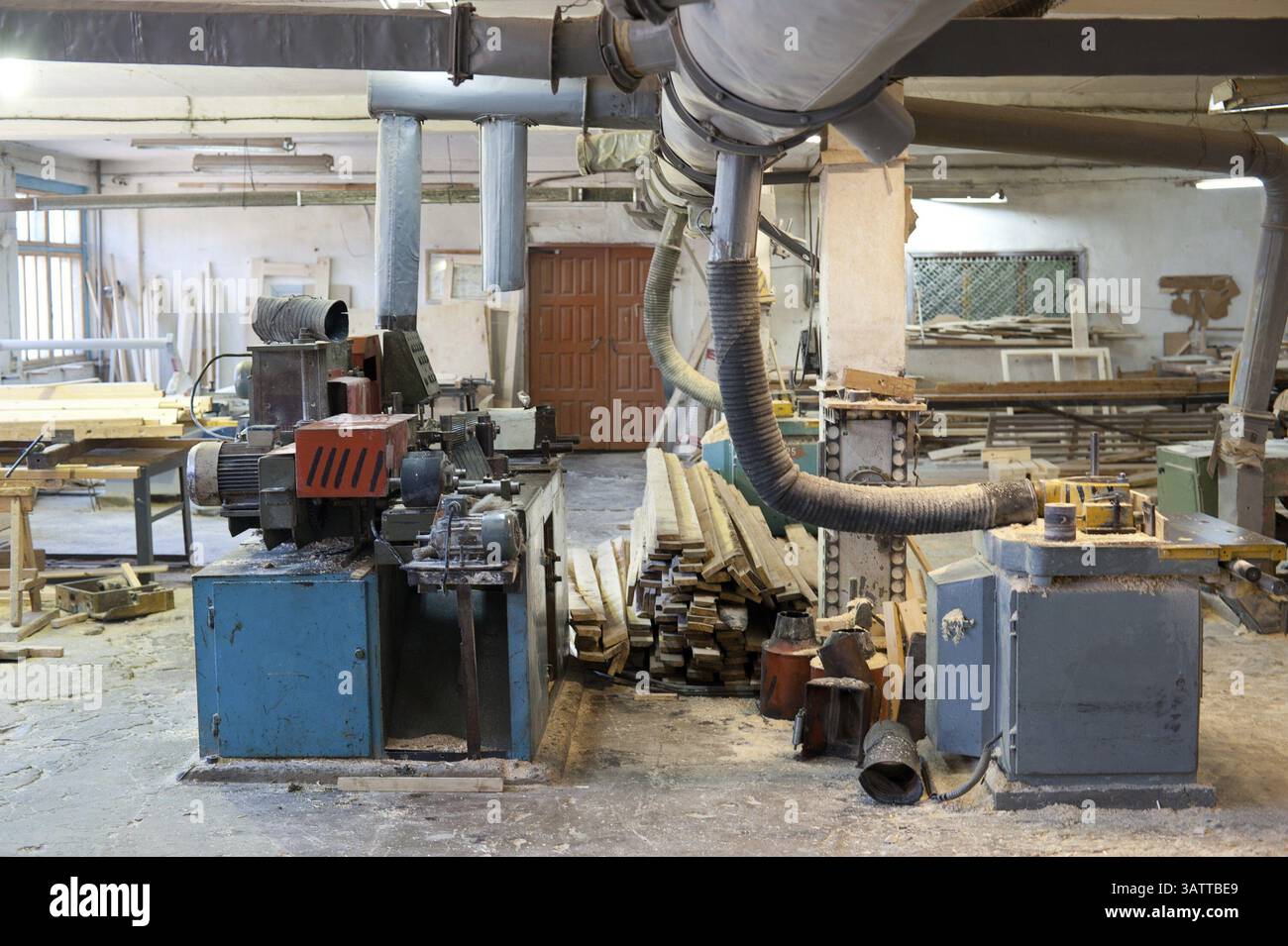 Una falegnameria con vecchie macchine, vista generale Foto Stock