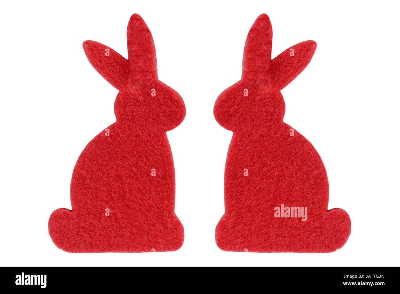 Due coniglietti pasquali rossi in feltro - isolati e montati su due coniglietti pasquali bianchi - isolati su sfondo bianco Foto Stock