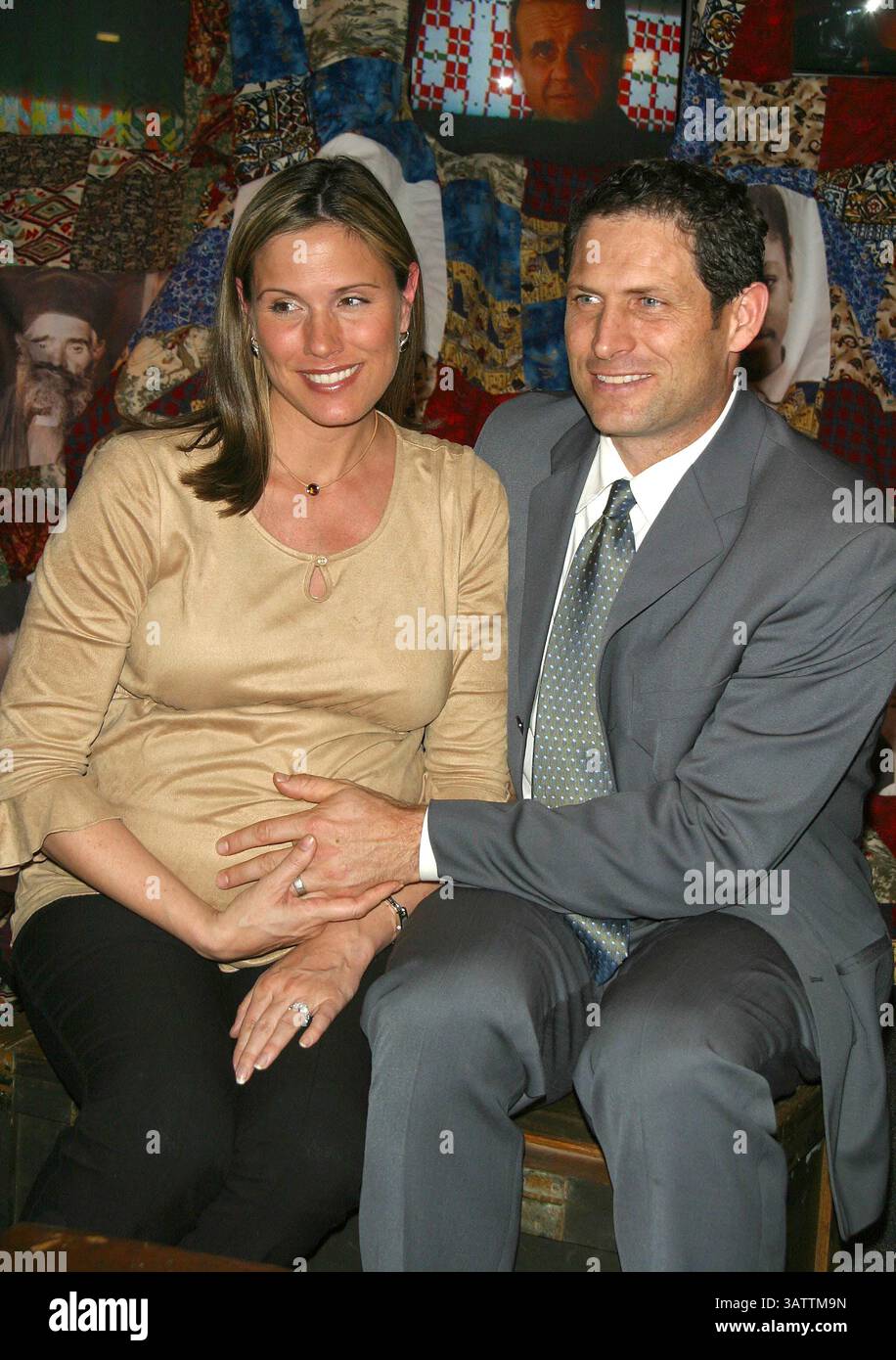10 FEBBRAIO 2003 - LOS ANGELES, CALIFORNIA, USA - K28822MR. SIMON WIESENTHAL CENTER MUSEUM OF TOLERANCE SVELA UNA MOSTRA IMMERSIVA PER LOS ANGELES. MUSEO DELLA TOLLERANZA, LOS ANGELES, CA.02/10/2003. MILAN RYBA/ 2003.STEVE YOUNG E SUA MOGLIE BARBARA (immagine di credito: © Globe Photos/ZUMAPRESS.com) Foto Stock