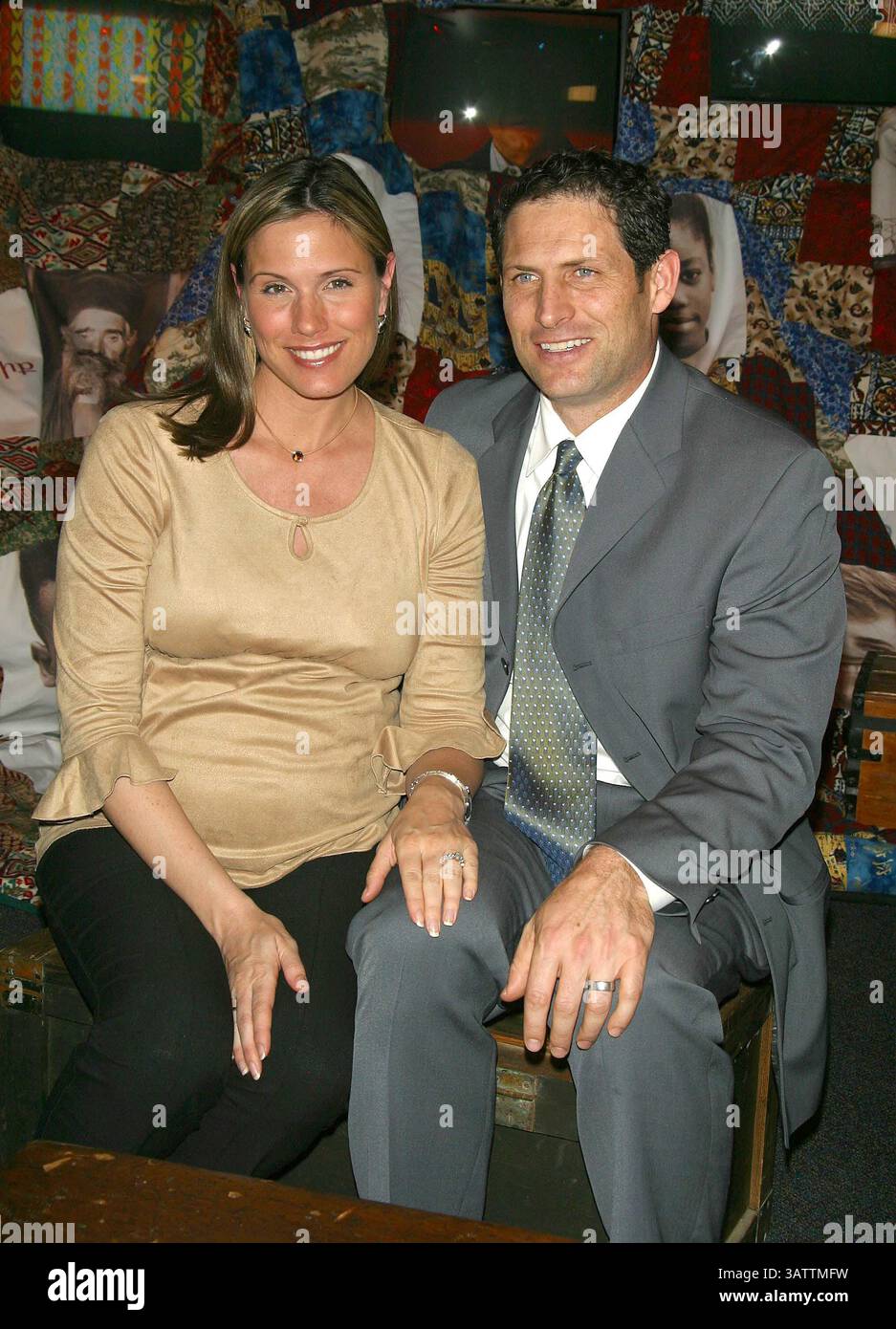 10 FEBBRAIO 2003 - LOS ANGELES, CALIFORNIA, USA - K28822MR. SIMON WIESENTHAL CENTER MUSEUM OF TOLERANCE SVELA UNA MOSTRA IMMERSIVA PER LOS ANGELES. MUSEO DELLA TOLLERANZA, LOS ANGELES, CA.02/10/2003. MILAN RYBA/ 2003.STEVE YOUNG E SUA MOGLIE BARBARA (immagine di credito: © Globe Photos/ZUMAPRESS.com) Foto Stock