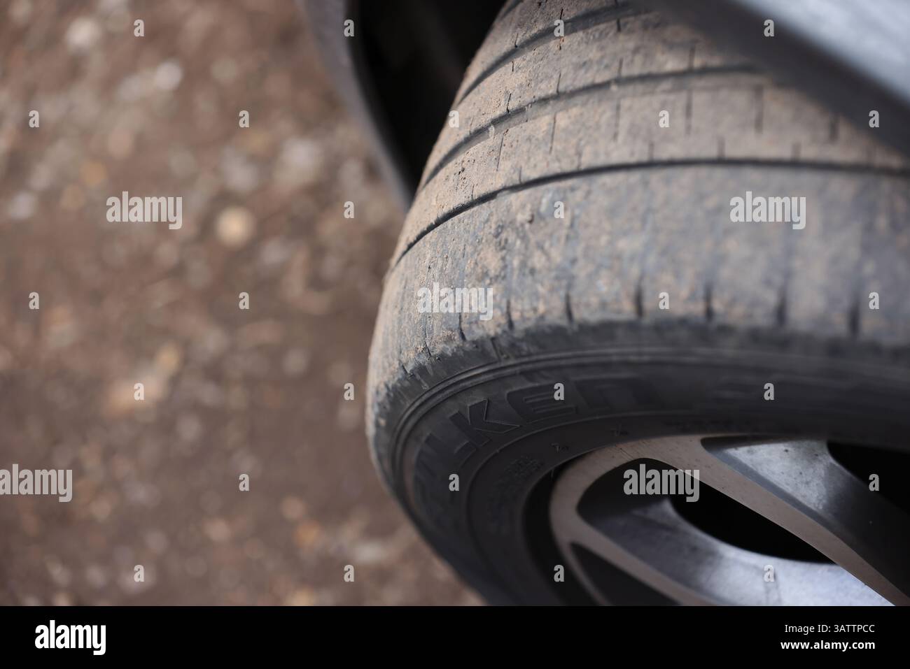 Pneumatici calvi su una Mercedes Benz a Chichester, West Sussex, Regno Unito. Foto Stock