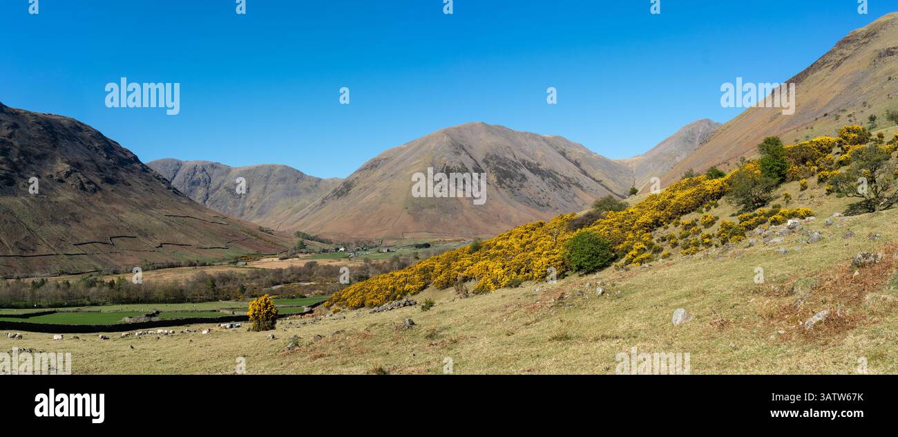 Dalle pendici inferiori di Scafell, guardando verso Wasdale Head e Kirk Fell Foto Stock