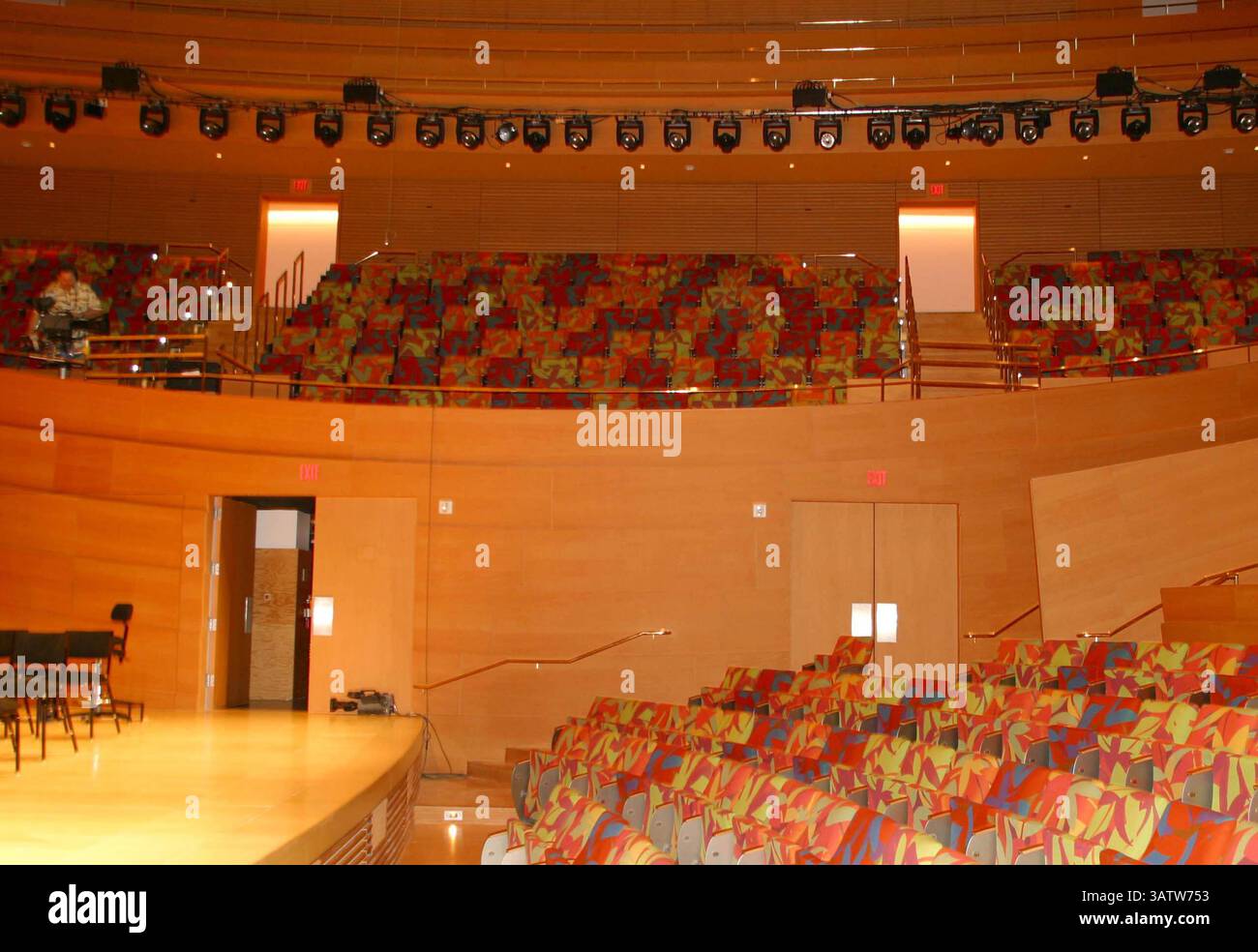 22 ottobre 2003 - Los Angeles, CA, Stati Uniti - K33568MR . WALT DISNEY CONCERT HALL - ANTEPRIMA STAMPA DI APERTURA . ALLA WALT DISNEY CONCERT HALL, LOS ANGELES, CA .10/22/2003. MILAN RYBA / 2003 . WALT DISNEY CONCERT HALL - INTERNI (immagine di credito: © Globe Photos/ZUMAPRESS.com) Foto Stock