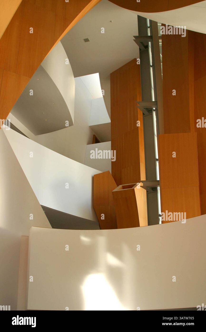 22 ottobre 2003 - Los Angeles, CA, Stati Uniti - K33568MR . WALT DISNEY CONCERT HALL - ANTEPRIMA STAMPA DI APERTURA . ALLA WALT DISNEY CONCERT HALL, LOS ANGELES, CA .10/22/2003. MILAN RYBA / 2003 . WALT DISNEY CONCERT HALL - INTERNI (immagine di credito: © Globe Photos/ZUMAPRESS.com) Foto Stock