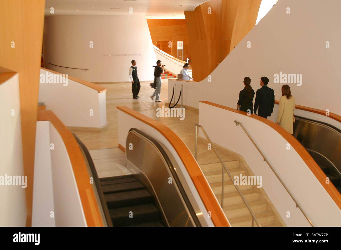 22 ottobre 2003 - Los Angeles, CA, Stati Uniti - K33568MR . WALT DISNEY CONCERT HALL - ANTEPRIMA STAMPA DI APERTURA . ALLA WALT DISNEY CONCERT HALL, LOS ANGELES, CA .10/22/2003. MILAN RYBA / 2003 . WALT DISNEY CONCERT HALL - INTERNI (immagine di credito: © Globe Photos/ZUMAPRESS.com) Foto Stock