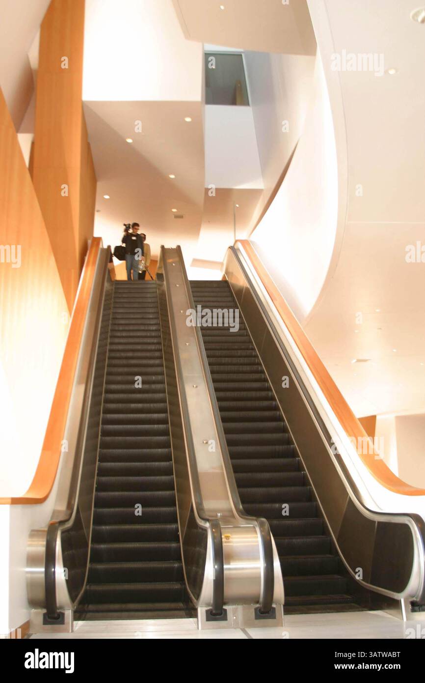 22 ottobre 2003 - Los Angeles, CA, Stati Uniti - K33568MR . WALT DISNEY CONCERT HALL - ANTEPRIMA STAMPA DI APERTURA . ALLA WALT DISNEY CONCERT HALL, LOS ANGELES, CA .10/22/2003. MILAN RYBA / 2003 . WALT DISNEY CONCERT HALL - INTERNI (immagine di credito: © Globe Photos/ZUMAPRESS.com) Foto Stock