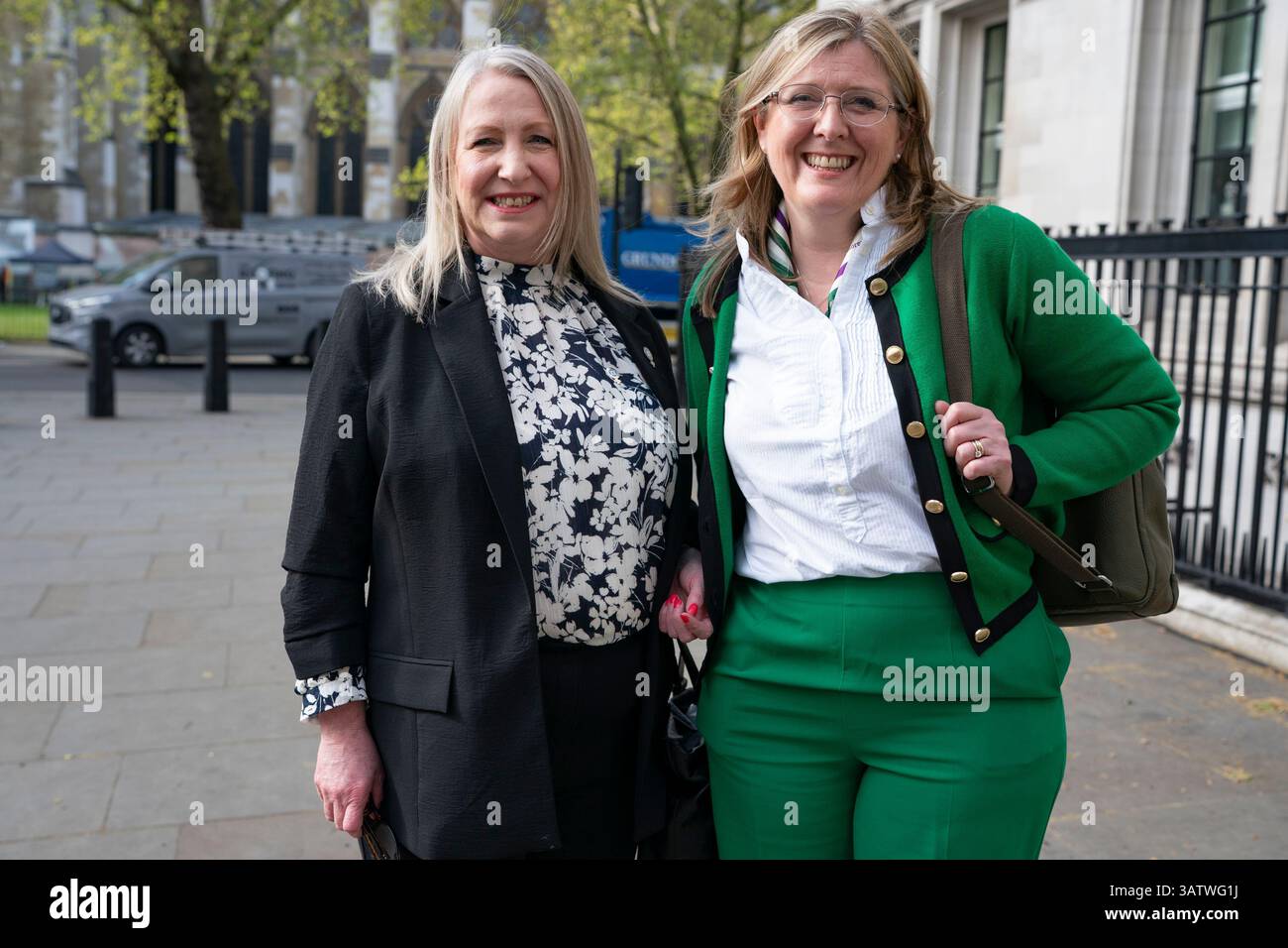L) e Marion Calder, direttori del gruppo for Women Scotland, giungono alla Corte Suprema di Londra prima di pronunciarsi contro il governo scozzese. Foto Stock